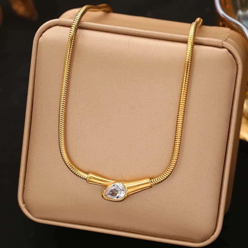 Kuldne südamega choker-kaelakee