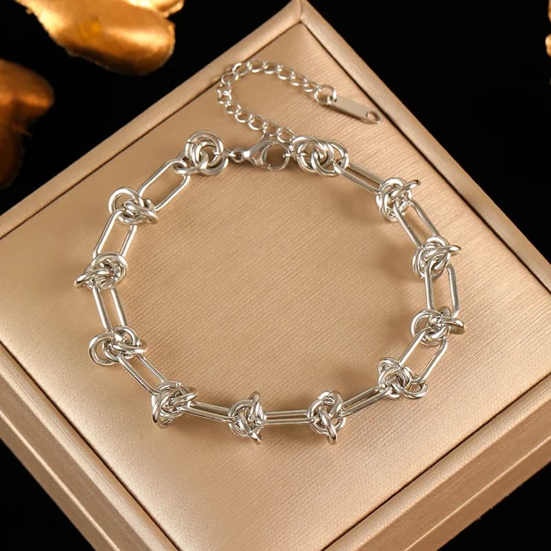 Hõbedavärvi südamepärlitega amulettidega bangle