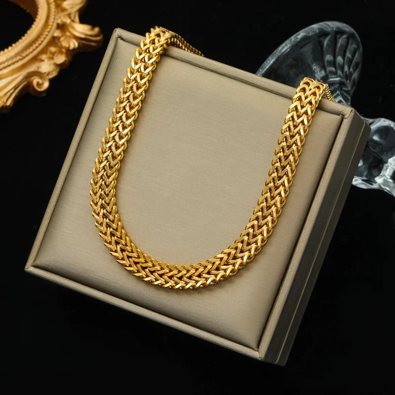 Paks kullavärvi ahelaga choker-kaelakee