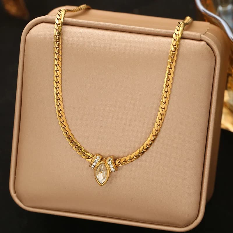 Kuldne südamega choker-kaelakee